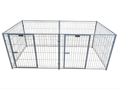   Dieses Freilaufgitter ist geeignet f&uuml;r Kleintiere. Es ist stabil verschraubt, um ein Ausbrechen der Tiere verhindern zu k&ouml;nnen.   
   Besonderheit hierzu : Zwei einzelne T&uuml;ren und einem Zwischengitter, damit die Tiere getrennt gehalten werden k&ouml;nnen.    
   Das Gitter kann au&szlig;erdem an den   Verschraubungen auseinander gebaut werden. Somit k&ouml;nnen Sie den Freilauf   ganz einfach von Ort zu Ort transportieren. Selbst in zusammen  gebauter  Form ist es nicht zu gro&szlig; und zu schwer um es an einen anderen  Platz zu  tragen.  
  Sieben Gitter mit Verschraubungen incl. Trenngitter und zwei eingebauter T&uuml;ren (44x76cm)   