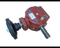  &Uuml;bersetzungs-Umkehrgetriebe; Drehrichtung: links 
 Technische Daten: i=Z1:2, 78ZG Z RN30 - X 0 - Y 00, Gew. Ausgangsw. M 14, Drehrichtung links /18, 
 incl. Flansch (70.702) 
 Farbe: Rot grundiert 
 Passend f&uuml;r unsere Modelle:&nbsp; WISA ZG, W-MAX ZG 
 &nbsp; 
 &nbsp; 