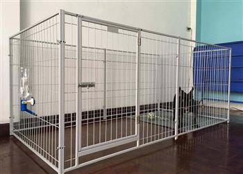   Dieses Freilaufgitter ist geeignet f&uuml;r Kleintiere. Es ist stabil verschraubt, um ein Ausbrechen der Tiere verhindern zu k&ouml;nnen.   Zus&auml;tzlich ist eine T&uuml;r mit einer Verriegelung verbaut, welche nach   Au&szlig;en ge&ouml;ffnet werden kann. Durch die H&ouml;he des Freilaufgitters k&ouml;nnen   Ihre Tiere nicht ausbrechen. Das Gitter kann au&szlig;erdem an den   Verschraubungen auseinander gebaut werden. Somit k&ouml;nnen Sie den Freilauf   ganz einfach von Ort zu Ort transportieren. Selbst in zusammen  gebauter  Form ist es nicht zu gro&szlig; und zu schwer um es an einen anderen  Platz zu  tragen.  
  Sechs Gitter mit Verschraubungen incl. eingebauter T&uuml;re (44x76cm)   