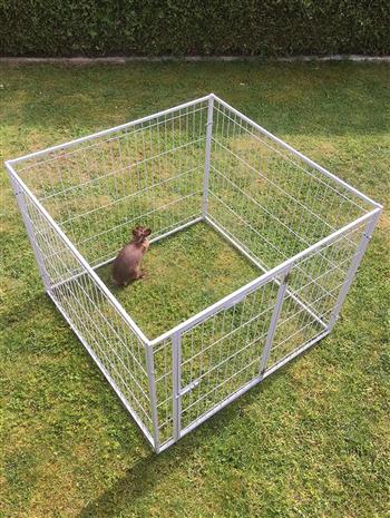  
 D ieses Freilaufgitter ist geeignet f&uuml;r Welpen und Kleintiere. Es ist  stabil verschraubt, um ein Ausbrechen der Tiere verhindern zu k&ouml;nnen.   Zus&auml;tzlich ist eine T&uuml;r mit einem Verriegelung verbaut, welche nach  Au&szlig;en ge&ouml;ffnet werden kann. Das Gitter kann au&szlig;erdem an den  Verschraubungen auseinander gebaut werden. Somit k&ouml;nnen Sie den Freilauf  ganz einfach von Ort zu Ort transportieren. Selbst in zusammen gebauter  Form ist es nicht zu gro&szlig; und zu schwer um es an einen anderen Platz zu  tragen.   
  Vier Gitter mit Verschraubungen incl. eingebauter T&uuml;re (38x55cm)   
 